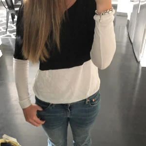 Finstickad tröja - Säljer denna as sköna tröja då den inte har kommit till användning på senaste, den är finstickad och tunn och perfekt nu på sommaren! 