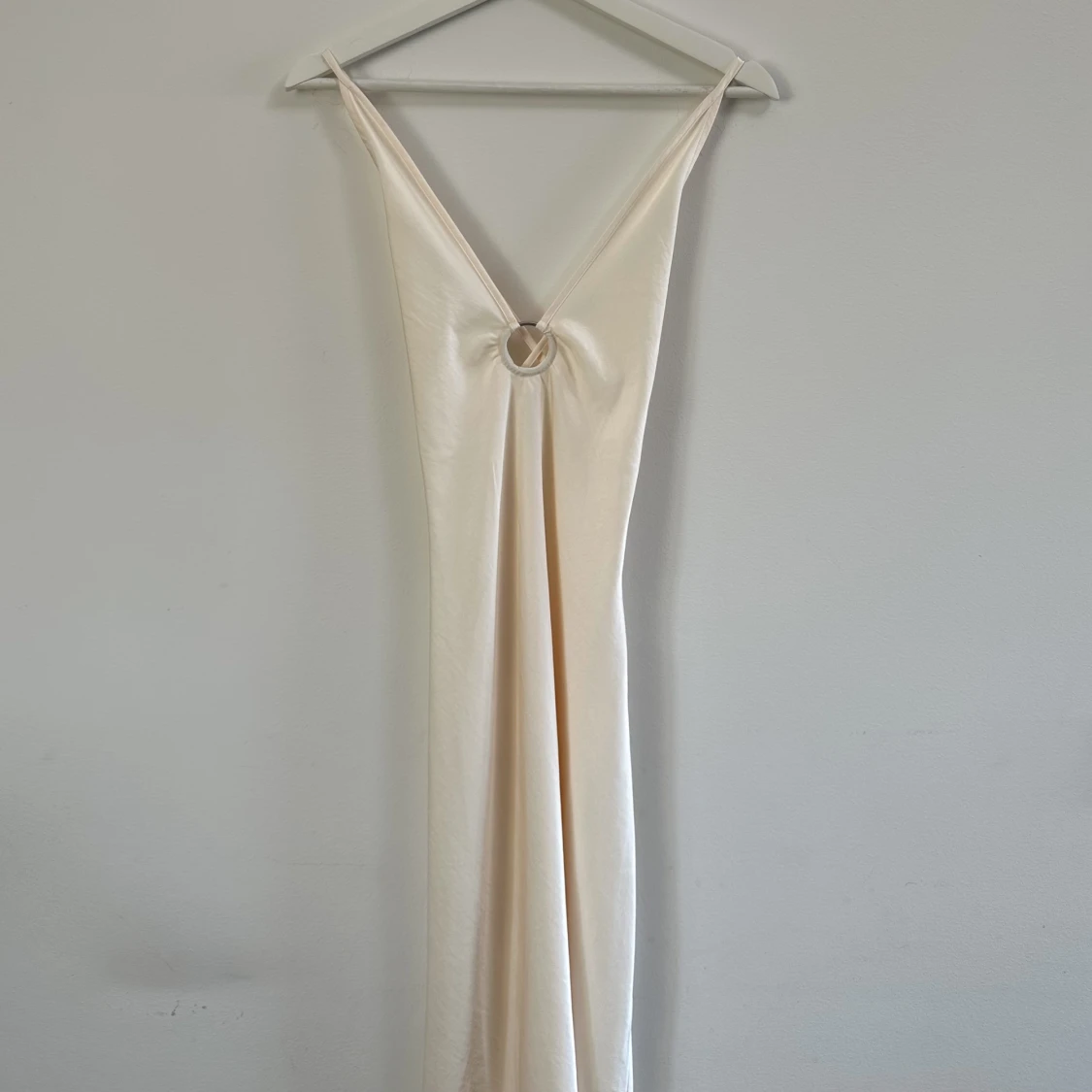 Satinklänning med ringdetalj  - 90