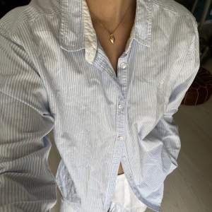 Perfekta skjortan till sommaren😍 jättefint skick!! Sitter oversized på mig som bär S.
