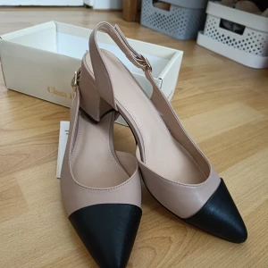 klackskor  - fina klackskor som påminner om Chanel, oanvända och prislapp kvar