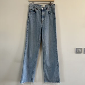 Baggy fit jeans  - Jeans från Zara i ljus tvätt. Långa i benen. 