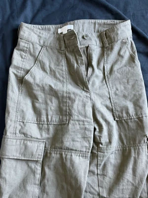 Cargobyxor  - Säljer dom här fina cargobyxorna från hm då de inte är min stil längre. Dom är knappt använda och i bra skick. För fler bilder skriv privat🫶🏻