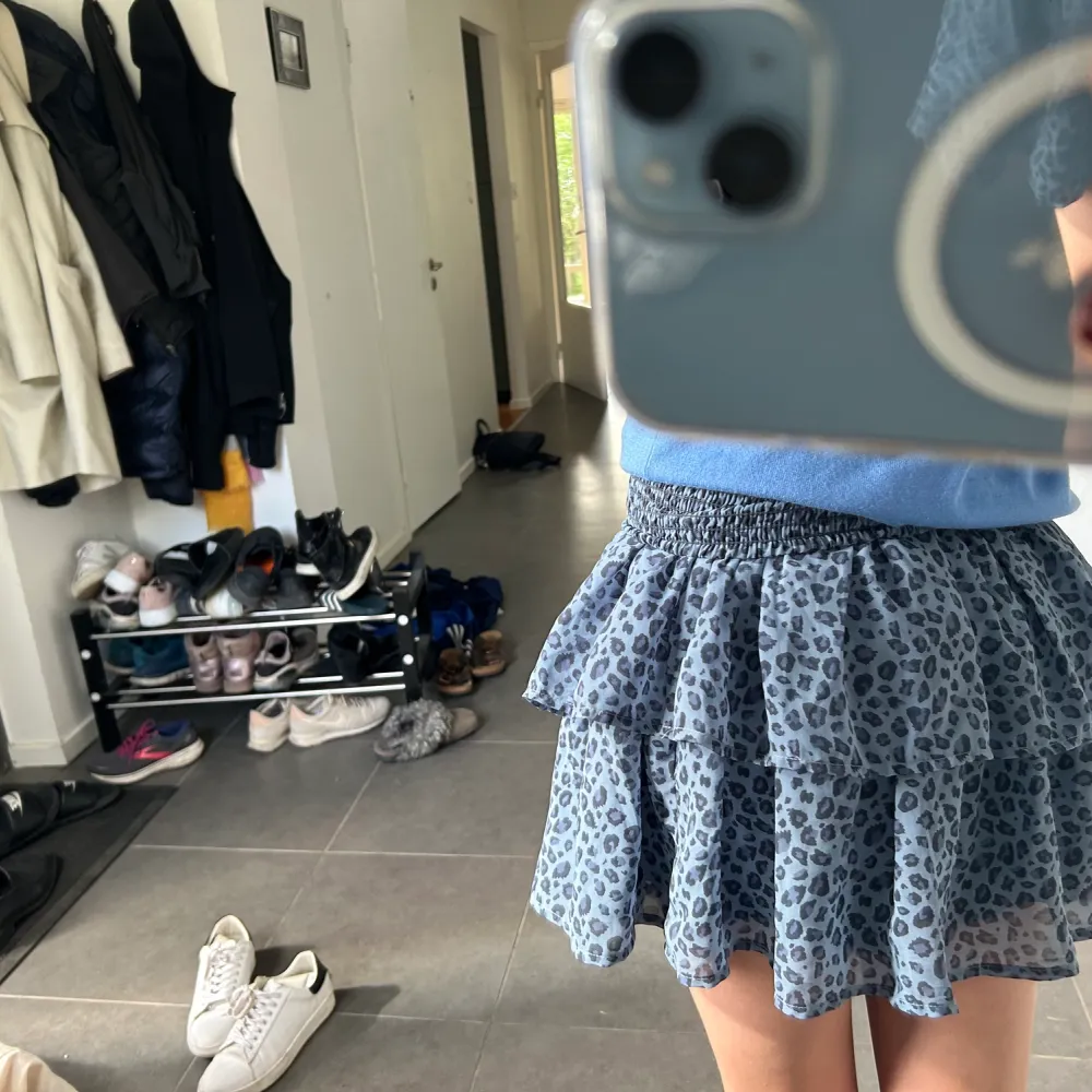 Säljer denna kjol som jag har använt ett fåtal gånger och är som ny!❤️ Väldigt snygg till sommaren! Tryck inte på köp nu!. Kjolar.