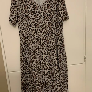 Klänning i strl xxl - Jättefin ovanbänd klänning i polyster. Klänning är liten i storleken och passar även en xl.  På bild 2 en fin blus i storlek XL. Men passar mindre typ L. Pris: 150kr