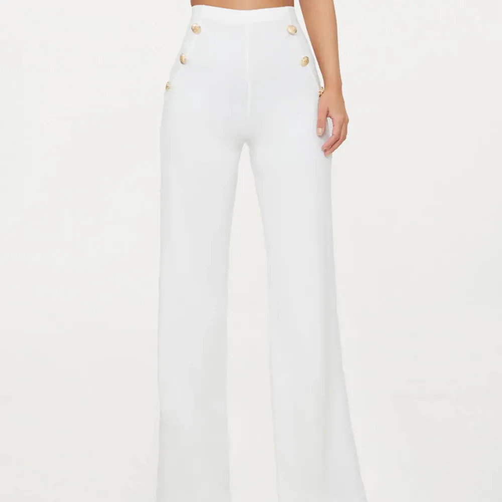 Ett par fina vita byxor som knappt är använda . Jeans & Byxor.