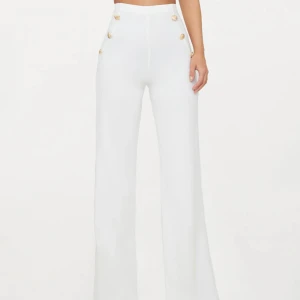 Vita byxor - Ett par fina vita byxor som knappt är använda 