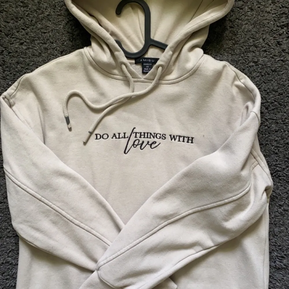 Jättefin hoodie men kommer inte till användning🥲lite av färgen har försvunnit på bandet som ni ser🥰annars inget fel på den, Skriv privat för prisfrågor och frågor🙂står ej för frakten. Hoodies.