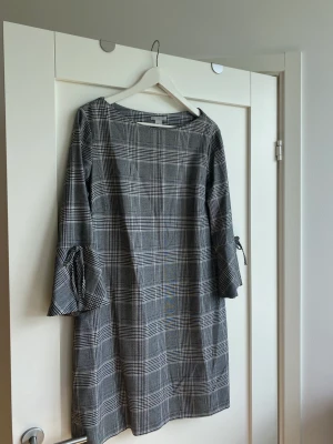 Klänning - Prydlig klänning! Nästan oanvänd!!🫶🏼