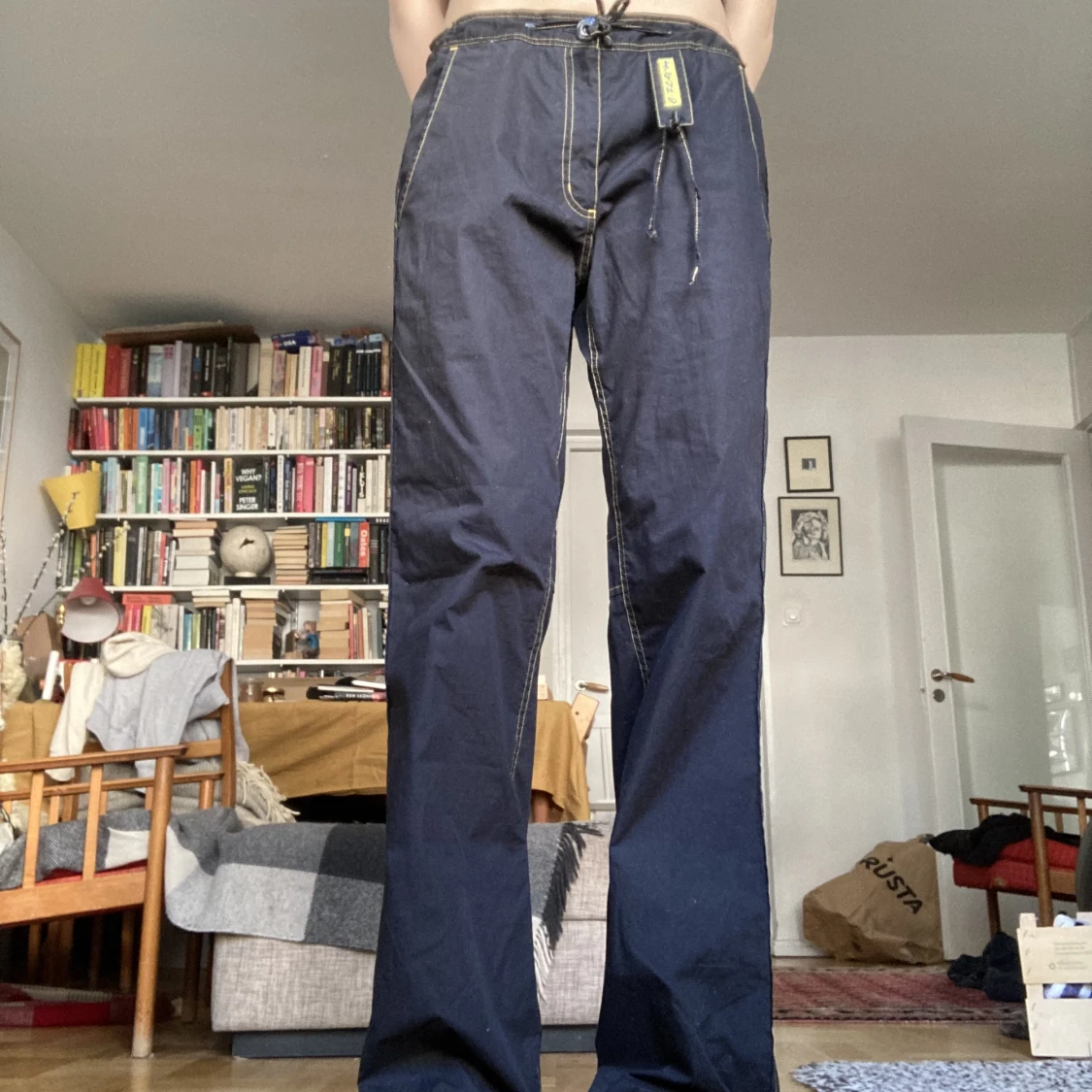 Coola svarta baggy cargobyxor med gula detaljer