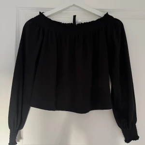 Svart offshoulder topp - Svart offshoulder topp i relativt bra skick
