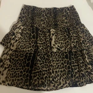 Kjol - Volangkjol, köpte från veromoda men aldrig använd av mig.