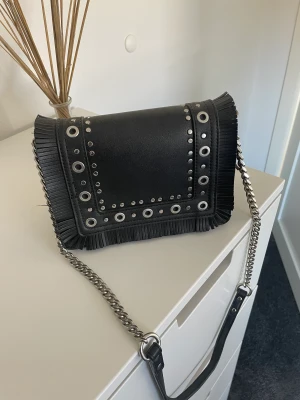Zara väska  - Säljer denna fina väskan från zara💓 väskan är i fint skick! Hör av dig om du har fler frågor 😇😇