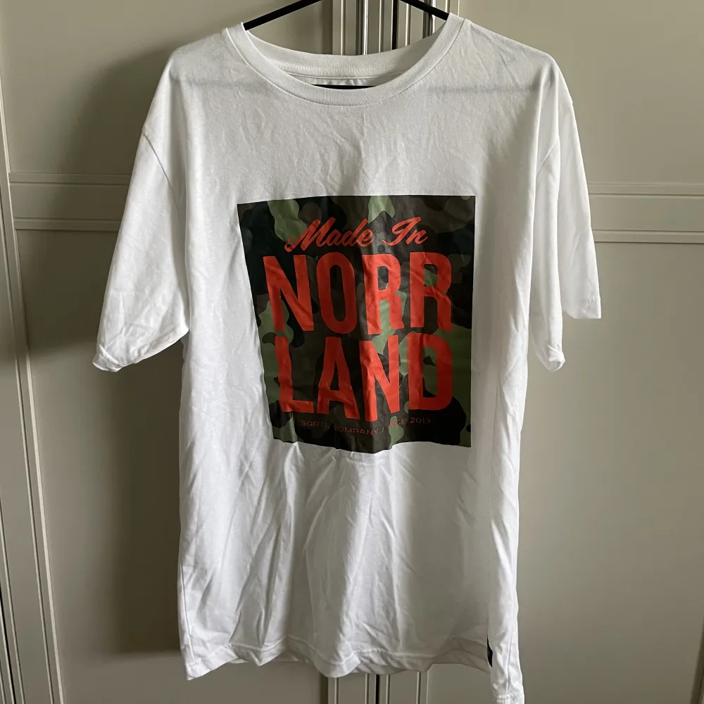Made in Norrland t-shirt från SQRTN Co, Använd ett få tal gånger . T-shirts.
