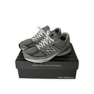 New balance 990 V5 42.5 - Säljer ett par newbalanxr 990 v5 gråa. Storlek 42.5 och 8/10 condition. Perfekta till sommaren! 