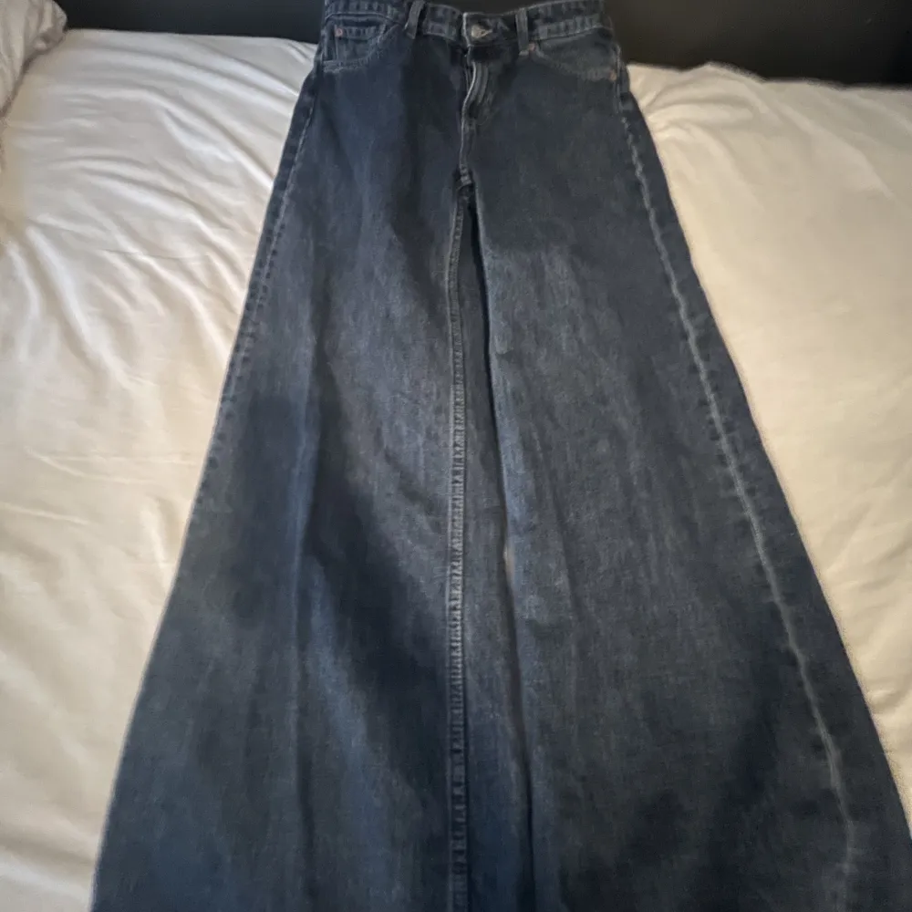 Snygga bootcut byxor från weekday dom var lite för långa för mig som är 165. Nästan aldrig använda. 28/32.. Jeans & Byxor.