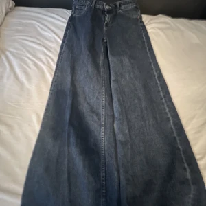 Weekday Ace Jeans - Snygga bootcut byxor från weekday dom var lite för långa för mig som är 165. Nästan aldrig använda. 28/32.