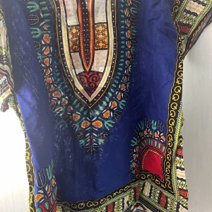 Dashikii - Blå dashiki som inte har blivit använt . Nog med storleken skulle jag säga S-L. Berörs på hur du vill att det ska sitta o så . Pm vid ytterligare frågor. 