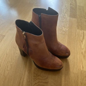 Stövletter i äkta läder - Säljer dessa skor från carvela som aldrig använts. Äkta läder. Köptes för 2000kr. 