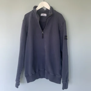 Stone Island Half zip 170 cm - Säljer denna snygga Stone Island half zip | Skick: 8.5/10 | Nypris: 3000 kr | Mitt pris: 600 | Hör av er vid minsta fråga eller fundering :)