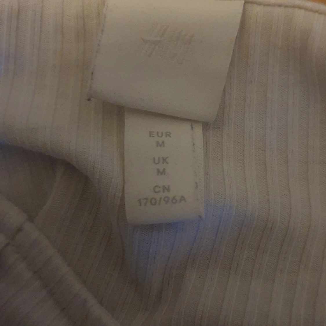 Vit t-shirt med knappar - 91