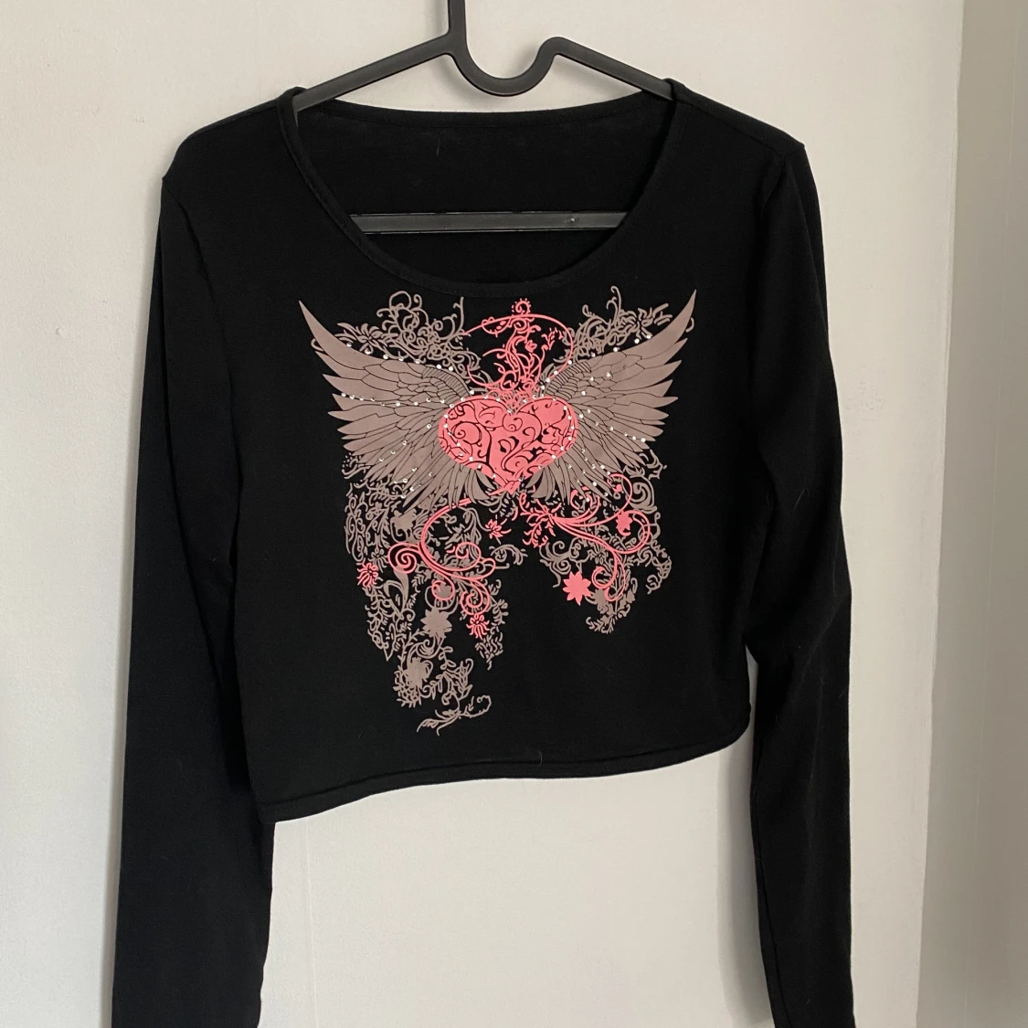 svart tröja med coolt tryck 