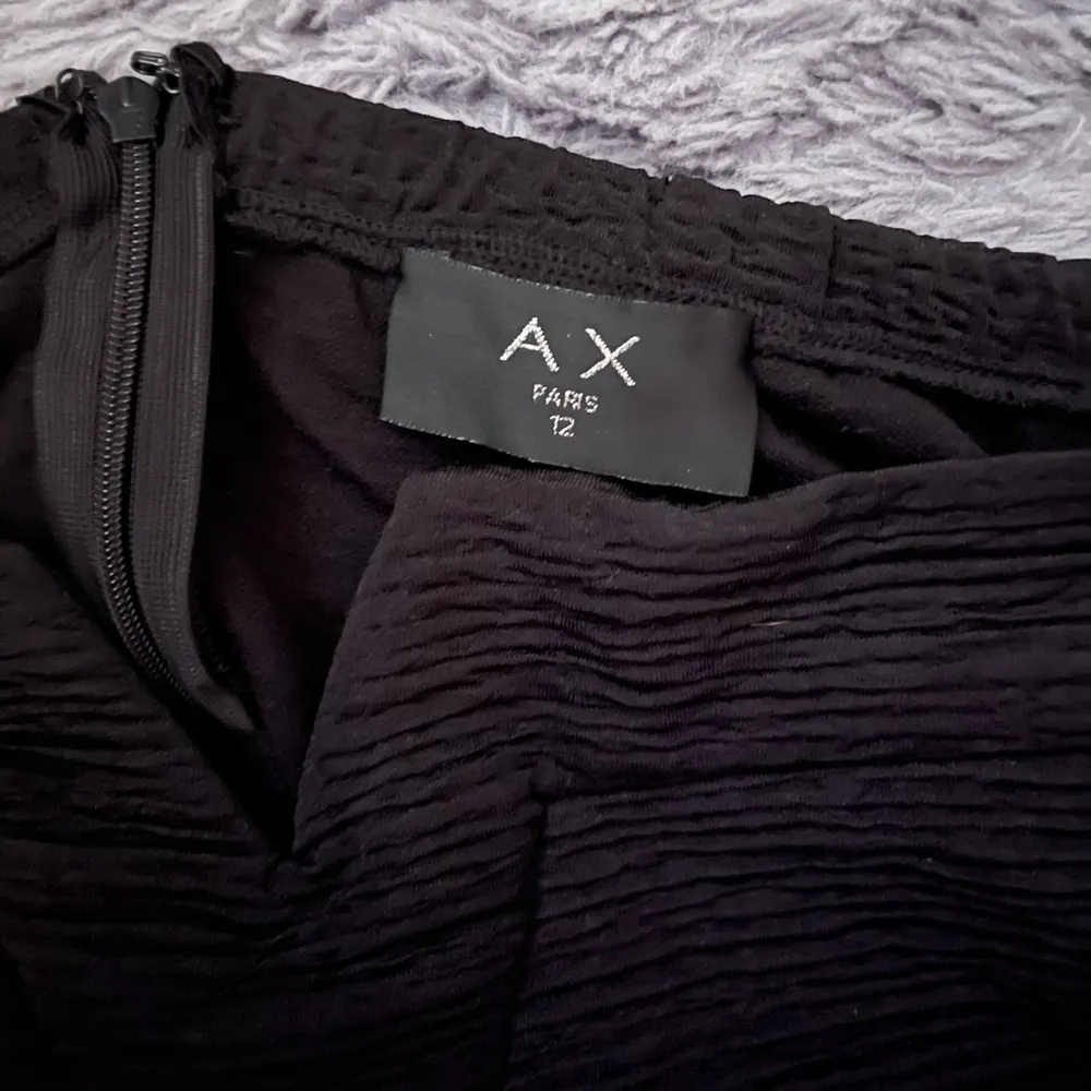 En supersnygg svart cocktail klänning från AX Paris i strl 12 = M!💓 . Klänningar.