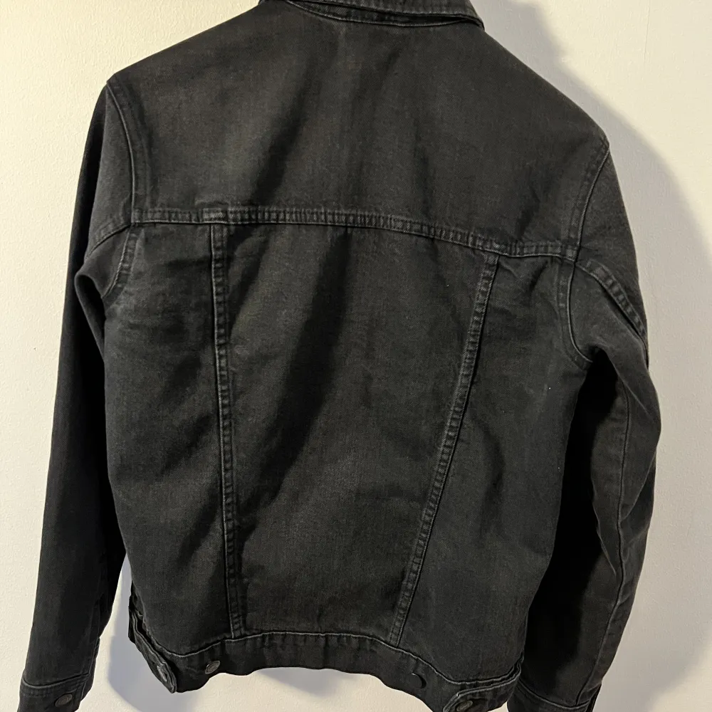 Jeansjacka i tvättad svart färg från Gina Tricot i storlek S Fin kvalitet, säljer endast pga storlek för liten. Jackor.