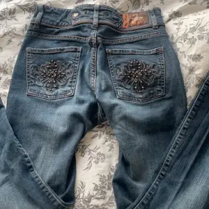 Säljer dessa jätte fina jeans då dom är för korta för mig. Jag är 162 och de är lite korta på mig, jag skulle säga att längden skulle bli bra till någon som är 159 cm eller kortare. De är bootcut och mid