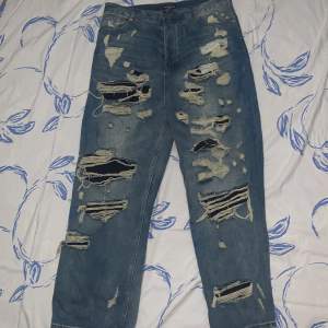 Jeans i storlek 2 (Balenciagas storlekar). Knappt använda med sliten design och insydd svart tyg (vid hålen).