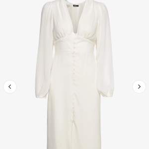 Superfin Adoore-liknande klänning från Gina tricot. Färg, off-white. Fint skick, endast använd en gång. 