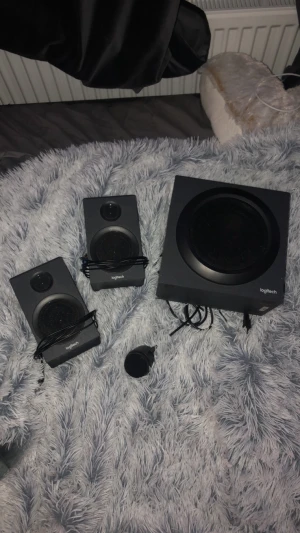  högtalare logitech  - All information finns i bilderna :) 
