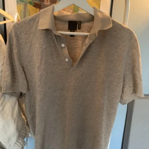 Hm piké  - Märke= Hm Storlek= S Skick= 7/10 Pris= 59 kr Modell= Man  Hör vad vid funderingar!