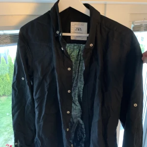 Linne skjorta zara  - Märke= Zara Storlek= M Skick= 7/10 Pris= Modell=   Hör vad vid funderingar!