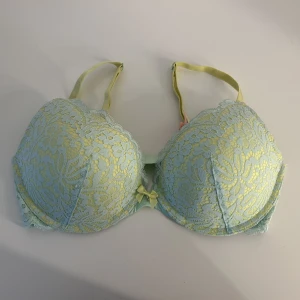 Push up BH Hunkemöller - Jättefin ljusblå/ljusgrön push up BH från hunkemöller. Aldrig använd. Storlek 75D. Kan skickas mot fraktkostnad eller mötas upp i Malmö.