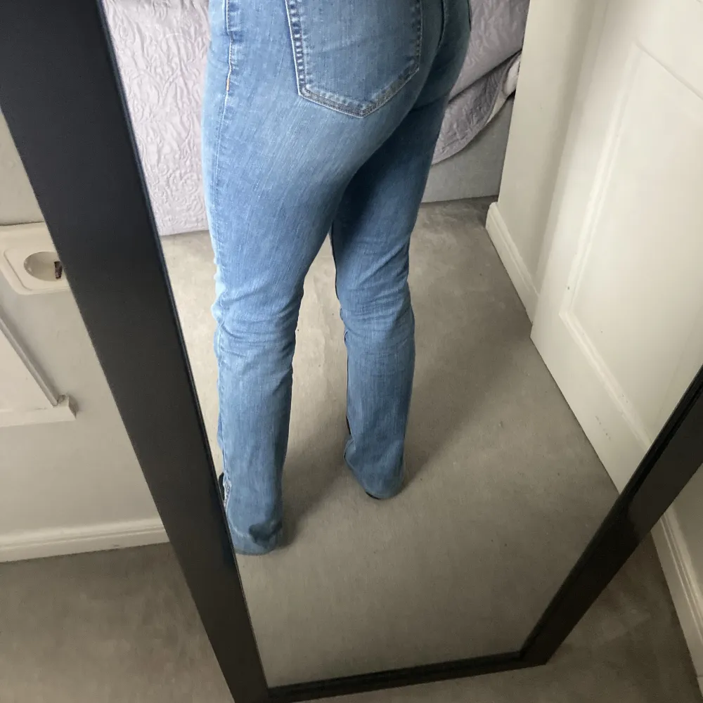 Midwaist zara jeans i bra skick. Dom har även slits vid yttersidan vid slutet utav benen. Använda ett fåtal gånger💕💕. Jeans & Byxor.