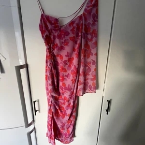 Klänning bershka - Superfin klänning från bershka. Helt oanvänd med prislappen kvar. Säljer då den Inge kommer till användning tyvärr 💗 skriv för fler bilder. Köpare står för frakt, kan även mötas upp i Stockholm