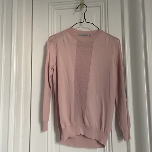 Finstickad tröja från Zara i gammalrosa  - Väldigt finstickad - som nu. Gammalrosa. Storlek S men skulle säga att det är mer som XS. 