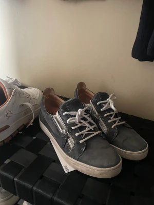 Gusepi zanoti skor - Snygga zanoti skor Storlek 41 men passar 42 Kommer tvättas innan frakt Vid snabb affär bjuds de på frakt 