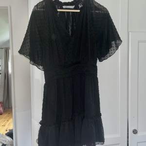 Säljer min fina klänning från zara som passar för alla tillfällen!! 🥰skriv för fler bilder!!