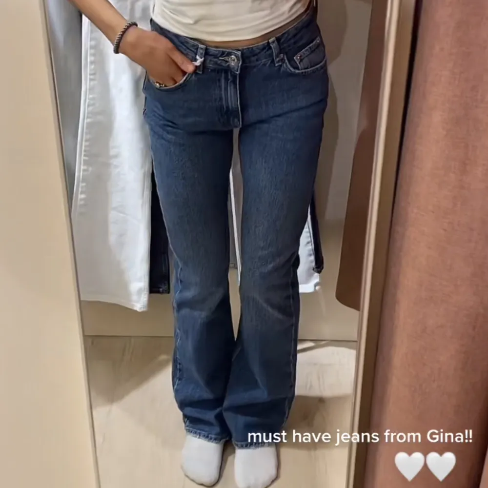 Superfina jeans från Gina tricot i modellen ”low waist bootcut” i storlek 36💕(lånad bild) 💕använda typ 10 gånger så dom är i bra skick💗 säljer likadana jeans i grå, skriv om man har frågor eller vill ha fler bilder💕. Jeans & Byxor.