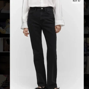 straight/flare jeans  - säljer mina svarta jeans men har blivit lite grå svarta pga tvätt.  rekommenderar dom jag jeansen om man är lång Elr smal för att dom är i storlek 32/xxs. ( highwaisted jeans)! 