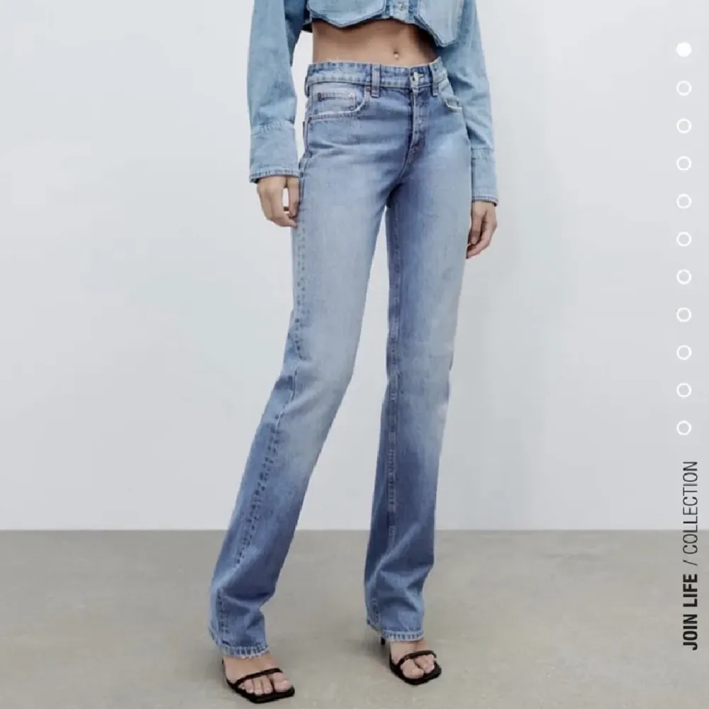 Zara jeans i mellanblå färg (färgen gör sig mest rättvisa på bild nr 2). Full längd och går hela vägen ner på mig som är 176cm lång. 🦋. Jeans & Byxor.