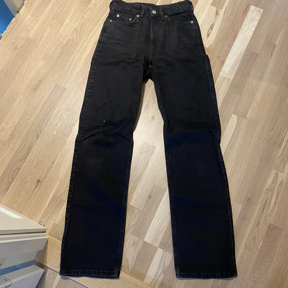 Svarta jeans från Weekday, straight leg. Skulle säga att de passar en xxs/xs i midjan. Benen är långa och är bra längd på mig som är ca 165. Säljer då de är för små i midjan på mig 🥰. Jeans & Byxor.
