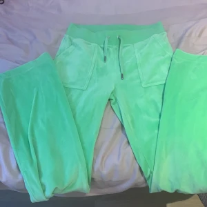 Gröna juicy!(priset är 110% diskuterbart) - Juicy! Dessa e de skönaste byxorna jag ägt,helt klart. Storleken är Xs men dom e inte alls jätte små. Aldirg använda utanför huset eller något sånt . Nästan bara provade .  Låtsas som att priset inte ens är där. Det är för oss att bestämma 110%.Ni väljer❤️