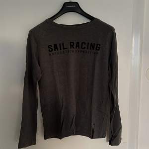 Mörkgrå Sail racing tröja i storlek M. Knappt använd. 