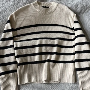 Gina Tricot Tröja  - En jättefin Gina Tricot tröja som bara har använts ett fåtal gånger🥰