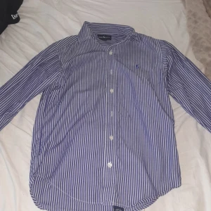 Polo skjorta  - Säljer min polo skjorta för den är liten