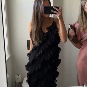 Lång klänning - Superfin klänning som jag hade på balen men tyvärr inte kommer få användning av mer🥲Verkligen världens finaste, perfekt längd! Går ej att få tag på längre.