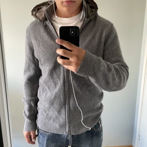 Massimo dutti cardigan  - Ett mästerverk som är slutsålt överallt och är väldigt svår att få tag på. Luvan går att ta av. Varan är i använt skick!