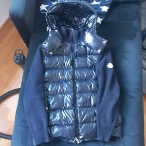 moncler cardigan - hej säljer denna pågrund av att jag har tröttnat på den och det är kofta på baksidan den är svart och det finns qr kod är äkta hör av dig om du är intreserad😀